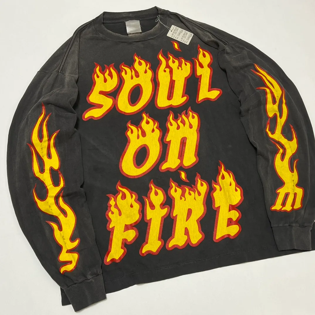 SAINT Mxxxxxx LS TEE/SOUL ON FIRE/BLK Soul flame/flame long sleeves, washed black S-XL, look for cylindrical fabrics with no side seams, don’t buy open ones anymore, boring Assute ready-made garments dyed, sprayed the whole thing with horse-hair spray, and then sprayed again to fade the color, the collar and cuffs are frayed, many places are torn, super large printing position, very difficult to print, complete accessories, with little angel anti-counterfeiting label